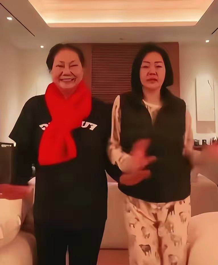 温泉开心化妆大姐徐熙娴也在网友曝细节冰球突破正规网站大S尸骨未寒小S日本(图4)