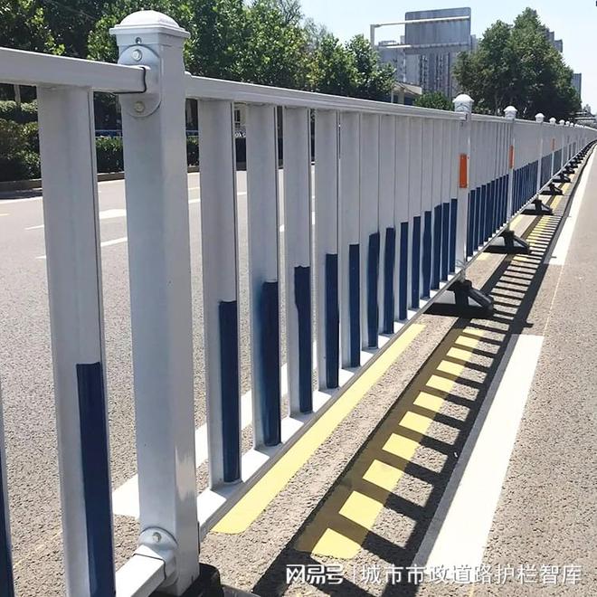 护栏：城市交通的双面镜冰球突破游戏市政道路(图2)