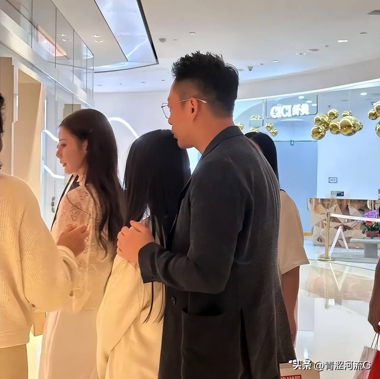 ly的近照才明白自然脸和网红脸的差距冰球突破看了11岁小玥儿和17岁Li(图3)