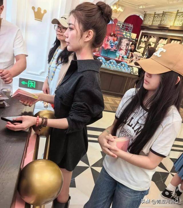 ly的近照才明白自然脸和网红脸的差距冰球突破看了11岁小玥儿和17岁Li(图8)