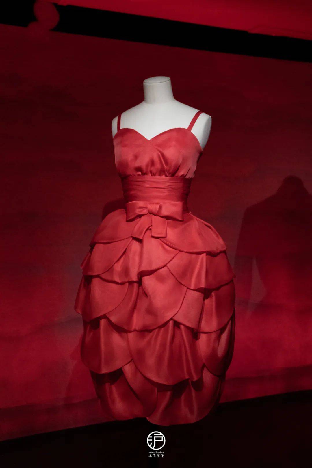 IOR IN RED登陆复古电影院冰球突